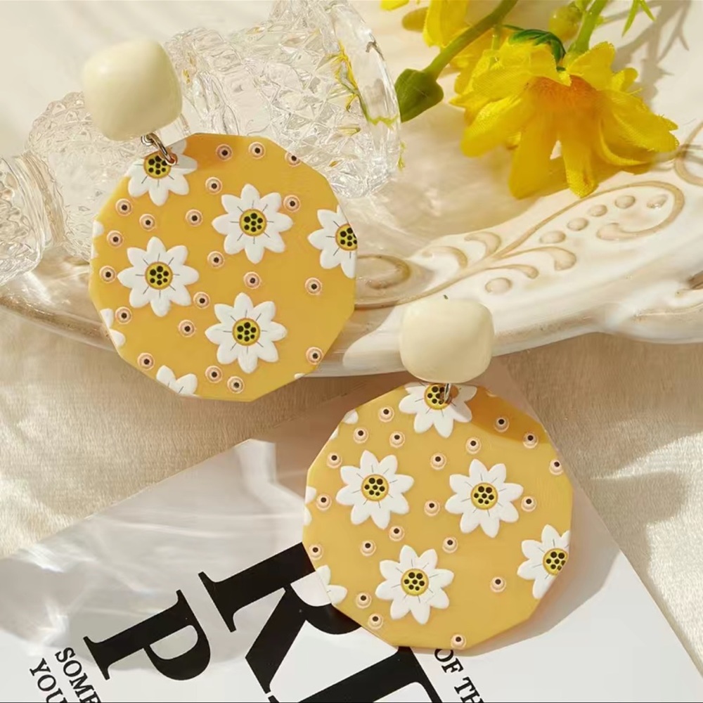 Women vacation earrings